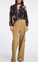 Lade das Bild in den Galerie-Viewer, FLORAL SEDUCTIVE Blouse
