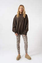 Lade das Bild in den Galerie-Viewer, OV SWEATER CHASING DEEP BROWN
