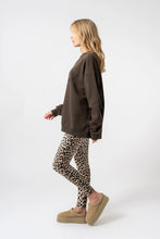 Lade das Bild in den Galerie-Viewer, OV SWEATER CHASING DEEP BROWN
