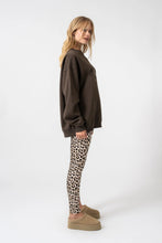 Lade das Bild in den Galerie-Viewer, OV SWEATER CHASING DEEP BROWN
